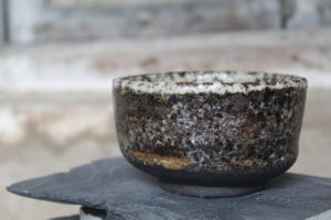 Ciotola in grès nero realizzata al tornio, con smalto artigianale effetto roccia.